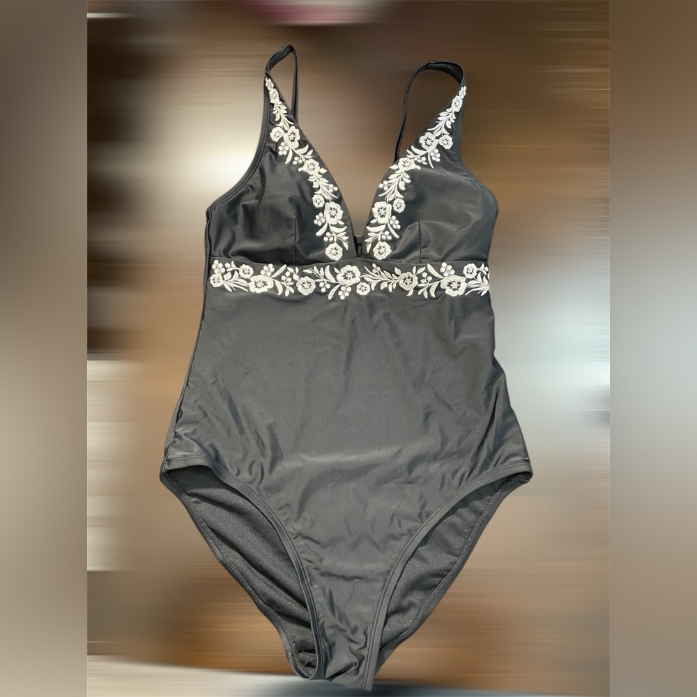 👙Women Black One-Piece Swimsuit with V-Neckline and Embroidered Flowers size Med